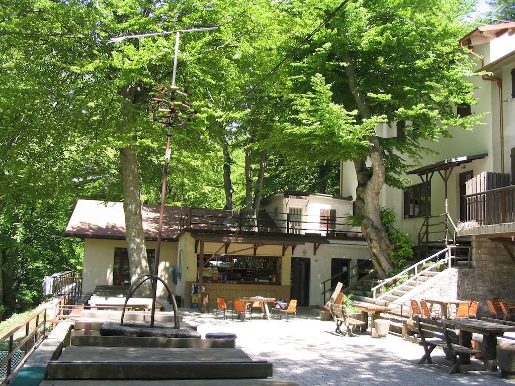 Albergo Ristorante Montecucco Da Tobia Sigillo エクステリア 写真